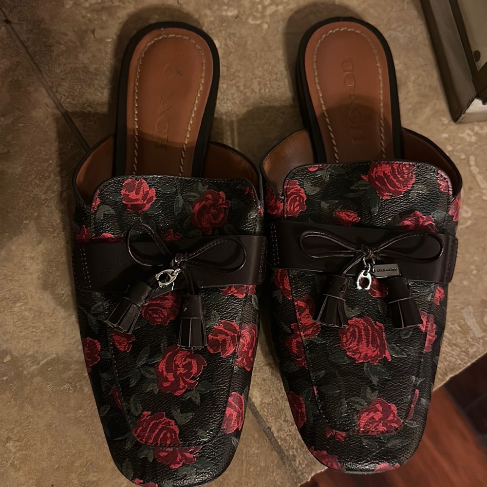 Coach slides. Roses special design. Size 7.5